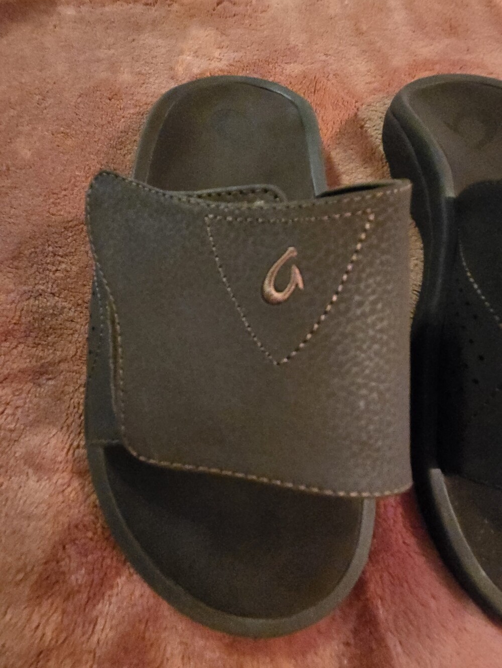 OLUKAI Navu Mens Slide Sandal in Dk. Java color (brown) Sz. 10 NWOT - Picture 3 of 4